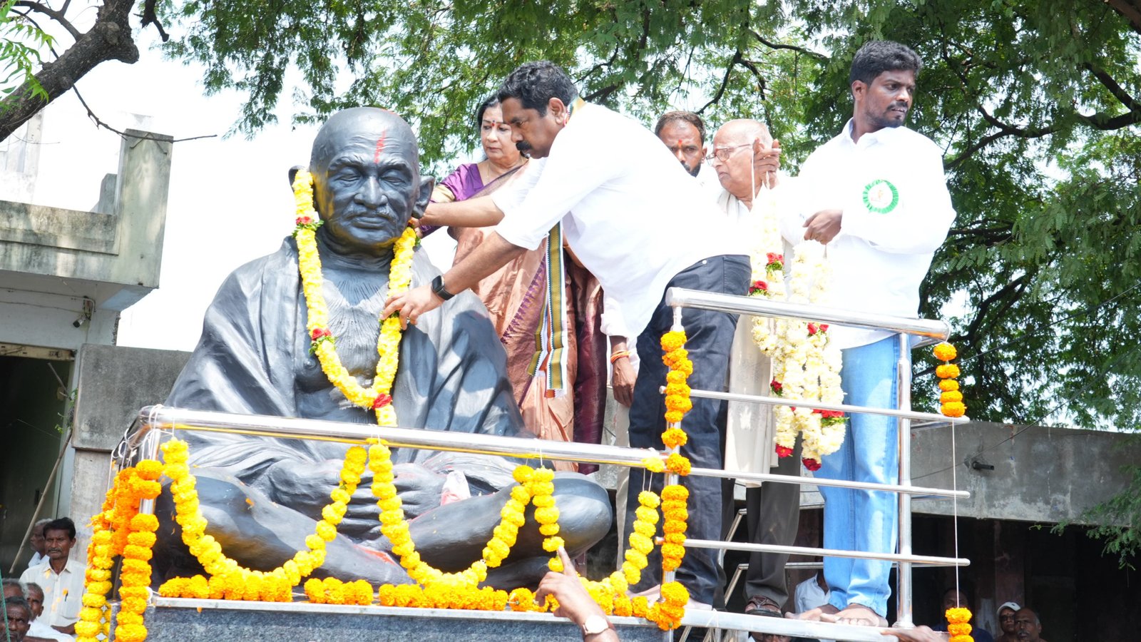 పర్వతగిరిలో మహాత్మా గాంధీ విగ్రహ ప్రతిష్టాపన మహోత్సవంలో పాల్గొన్న ఎమ్మెల్యే కె ఆర్ నాగరాజు