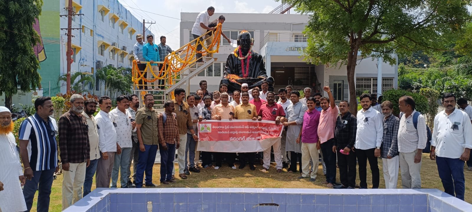 జర్నలిస్టుల సమస్యలు పరిష్కరించాలి టీయూడబ్ల్యుజె(ఐజేయు)ఆధ్వర్యంలో గాంధీ విగ్రహానికి వినతిపత్రం