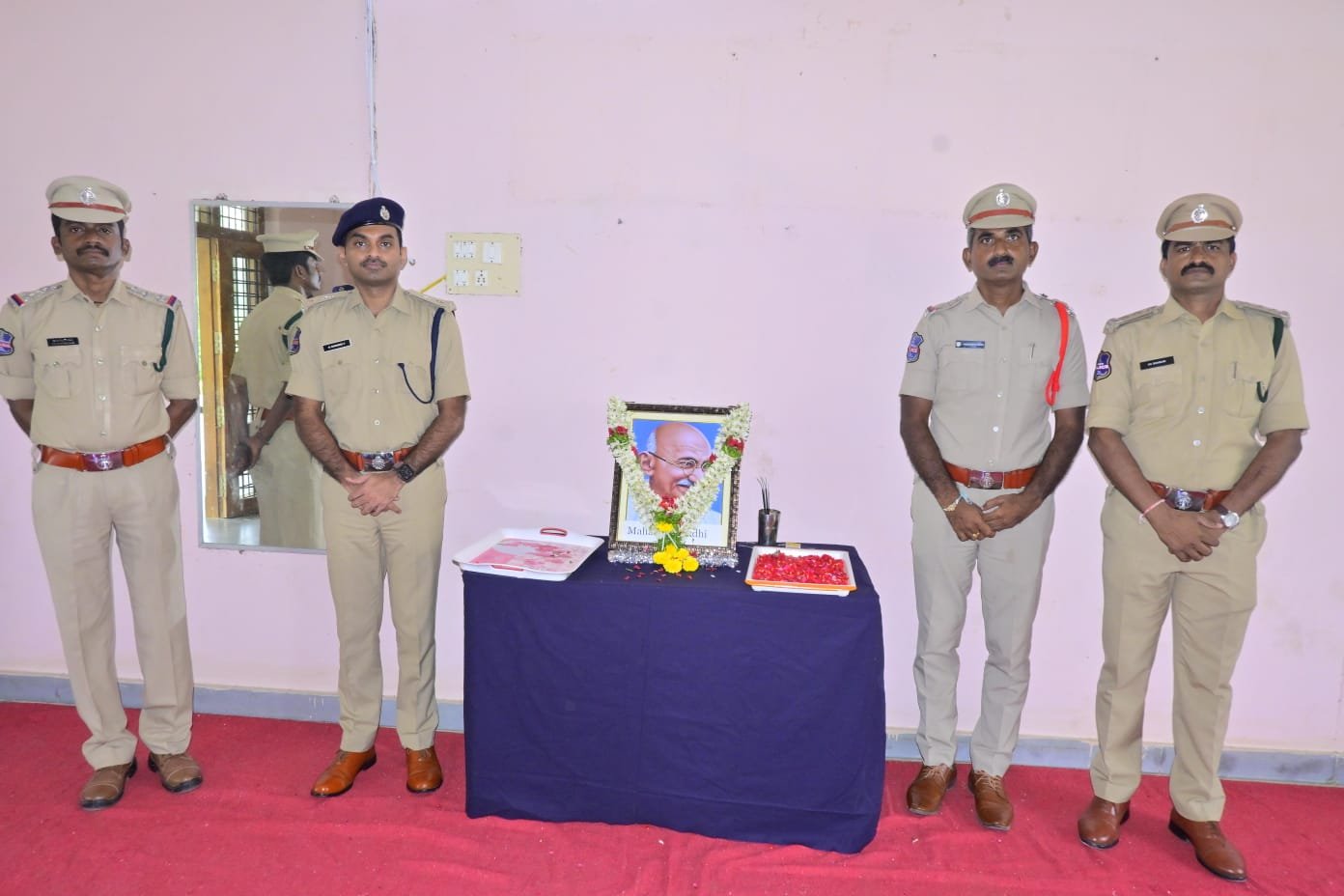 మహబూబాబాద్ జిల్లా పోలీసు ప్రధాన కార్యాలయంలో ఘనంగా గాంధీ జయంతి వేడుకలు   మహాత్మా గాంధీ చిత్రపటానికి పూలమాలలు వేసి నివాళులు అర్పించిన ఎస్పీ డా. శబరీష్, ఐ.పి.ఎస్.