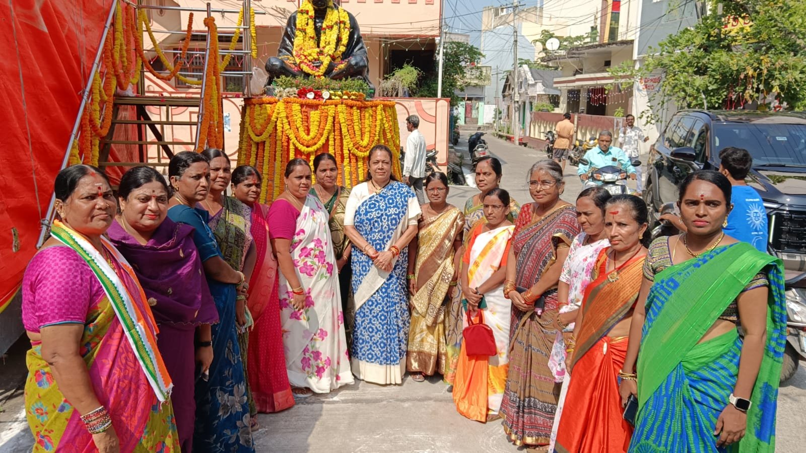 రామన్నపేట లోని మహాత్మా గాంధీ విగ్రహానికి పూలమాలవేసి నివాళులు అర్పించిన శ్రీమతి గుండు సుధారాణి