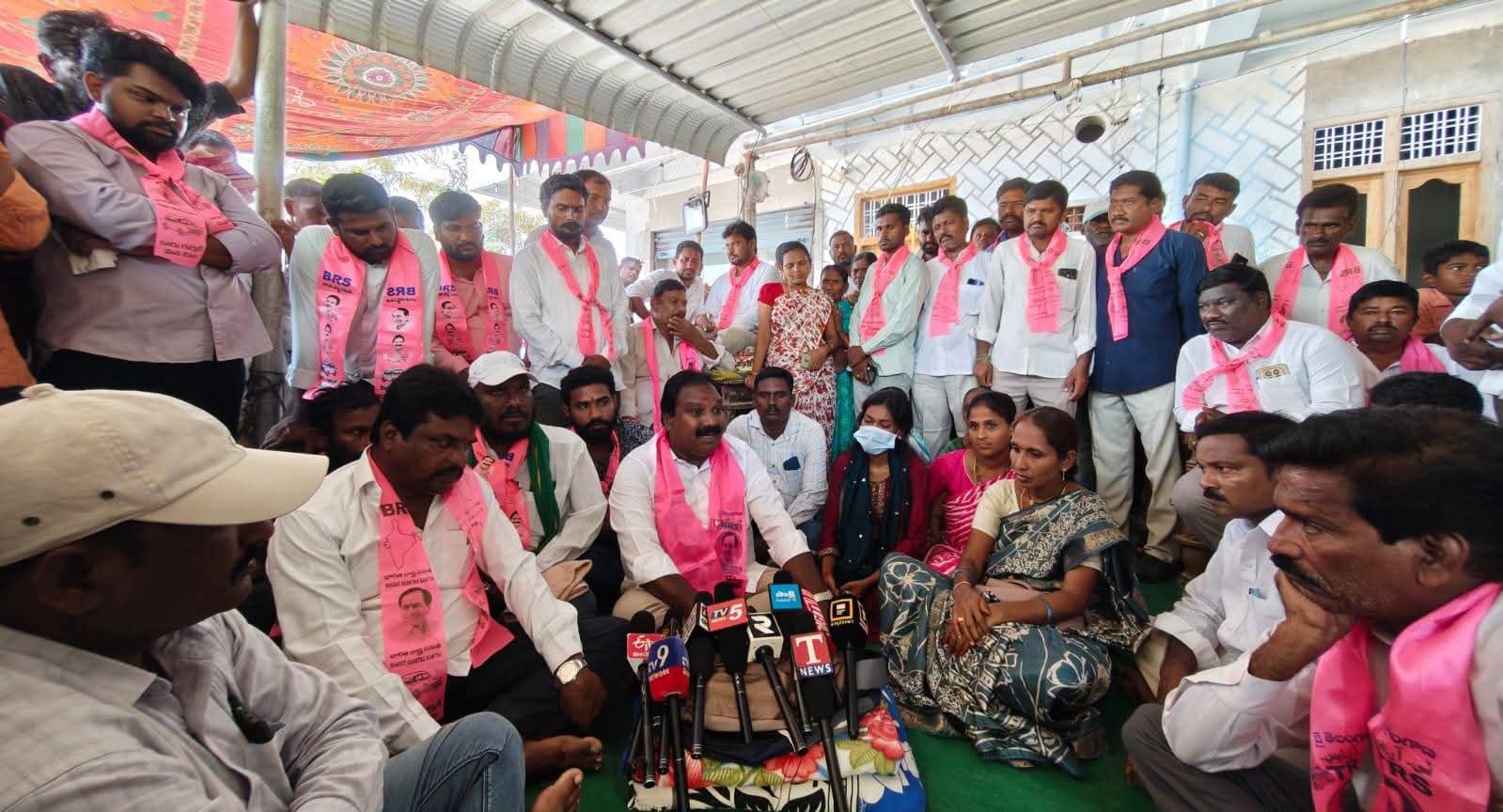 దళిత యువతికి బీఆర్ఎస్ సంఘీభావం*అమ్మాయి కి న్యాయం జరిగేంత వరకు పోరాడుతామాజీ ఎమ్మెల్యే ఆరూరి రమేష్