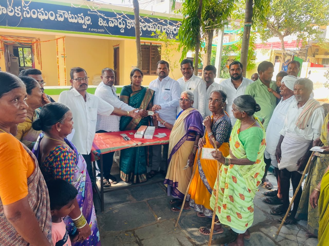 చౌటుప్పల్ : స్మార్ట్ రేషన్ కార్డుల పంపిణీ కార్యక్రమంలో పాల్గొన్న మున్సిపల్ చైర్ పర్సన్  మొగుదాల పావని రమేష్ గౌడ్.