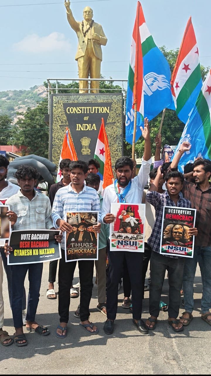 నల్గొండ జిల్లా NSUI ఆధ్వర్యంలో నిరసన* *రాహుల్ గాంధీ, ప్రియాంక గాంధీ గార్ల అరెస్ట్ ను నిరసిస్తూ అమిత్ షా, CEC జ్ఞానేశ్ కుమార్ దిష్టిబొమ్మ దహనం*