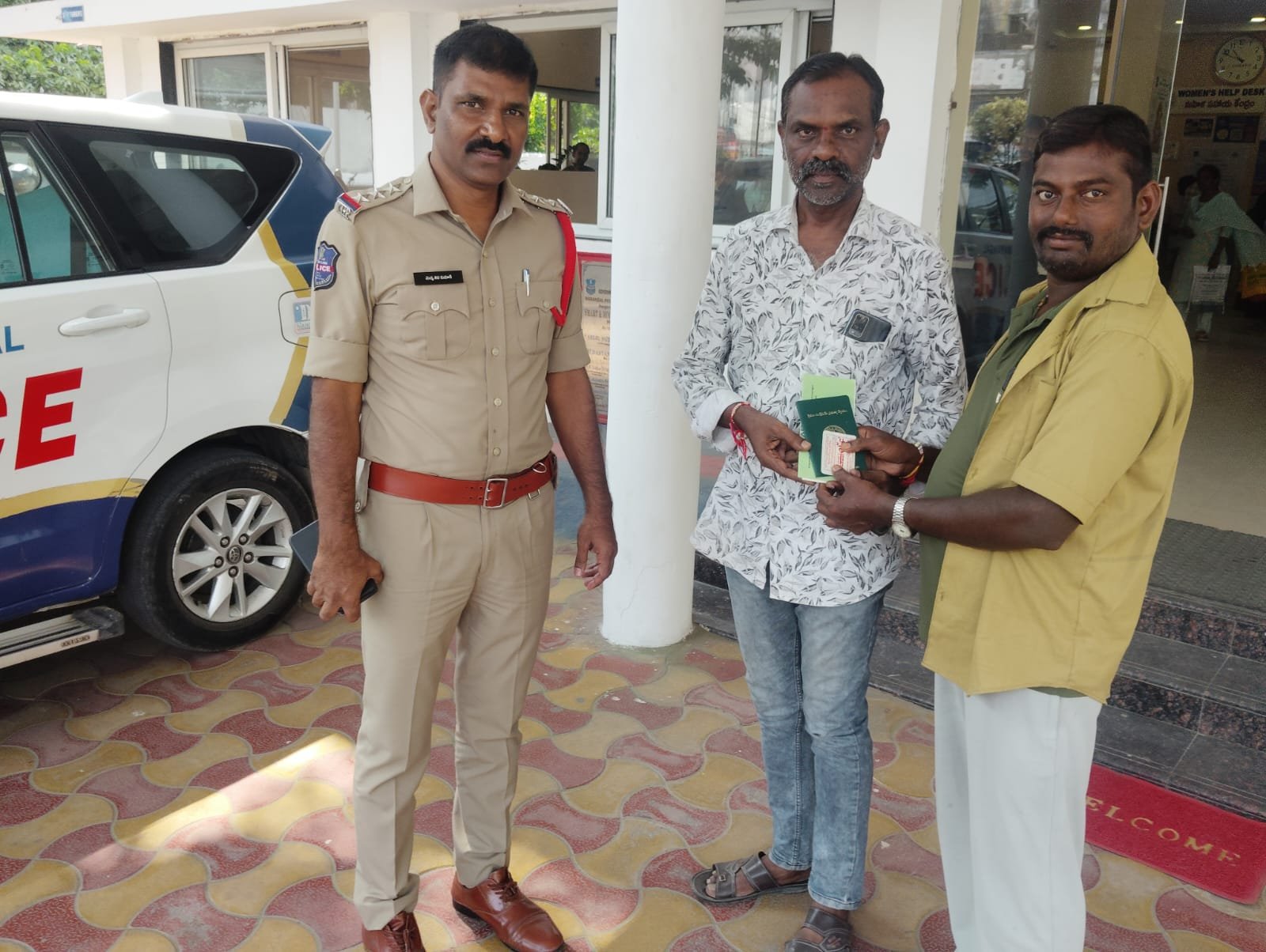 నిజాయితీ చాటుకున్న ఆటో డ్రైవర్‌కు ఇన్‌స్పెక్టర్ మచ్చ శివకుమార్ అభినందనలు