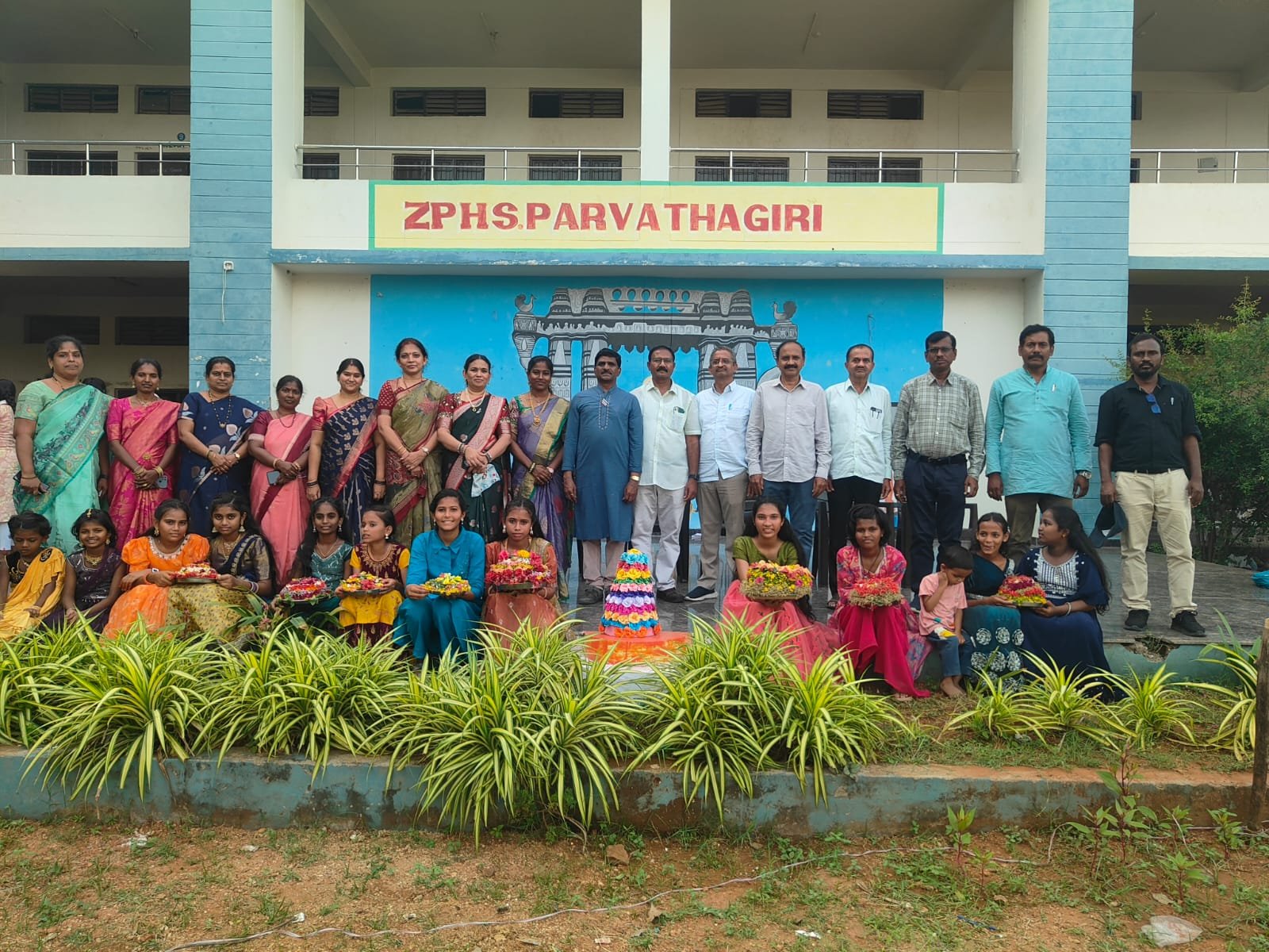 జెడ్పిహెచ్ఎస్ లో ముందస్తు బతుకమ్మ సంబరాలు..