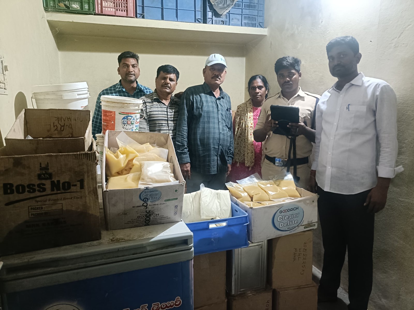 వరంగల్‌లో అపరిశుభ్ర వాతావరణంలో పాల ఉత్పత్తుల విక్రయం  వరంగల్ మిల్క్ సెంటర్‌పై టాస్క్‌ఫోర్స్ దాడి.. రూ.1.29 లక్షల విలువైన ఆహార పదార్థాలు స్వాధీనం