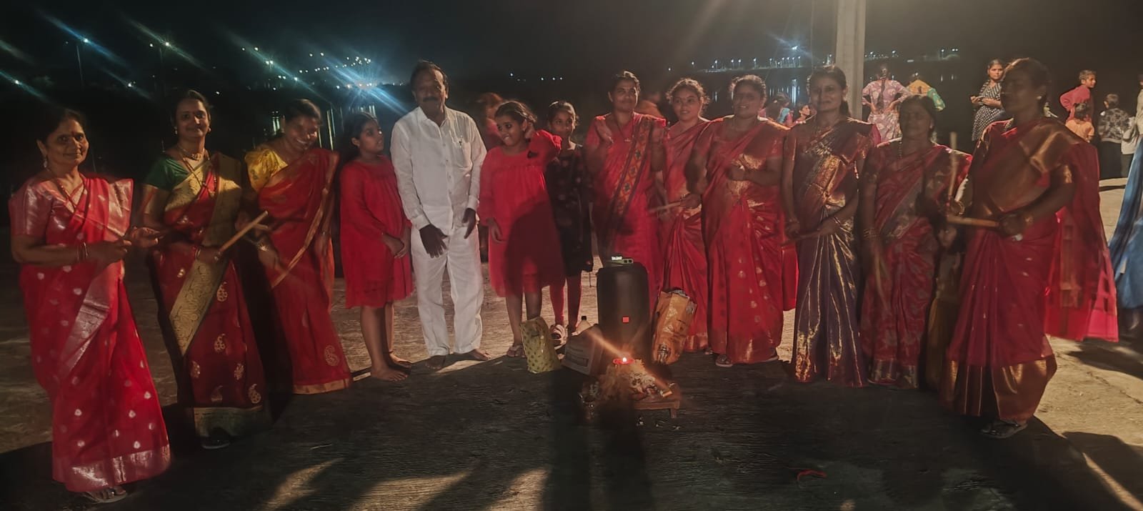 ఉర్సు చెరువు వద్ద బొడ్డెమ్మ ను నిమజ్జనం చేసే ముందు పాట పాడుకుంటూ ఆడుకుంటున్న మహిళలతో 40 డివిజన్ మాజీ కార్పొరేటర్ మరుపల్ల రవి
