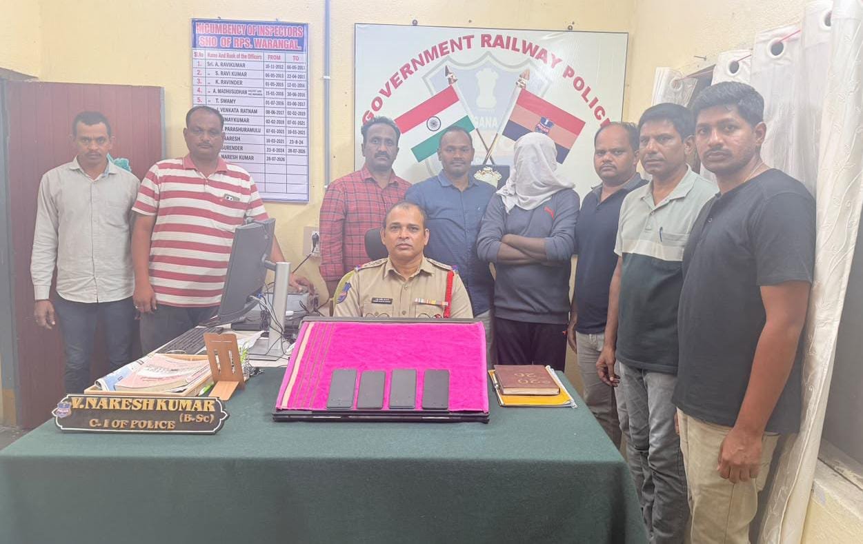 వరంగల్ రైల్వే స్టేషన్‌లో నాలుగు చోరీ మొబైల్ ఫోన్లు స్వాధీనం  ఖమ్మం–వరంగల్ రైల్వే స్టేషన్ల మధ్య మొబైల్ ఫోన్ల చోరీలకు పాల్పడుతున్న నిందితుడి అరెస్ట్