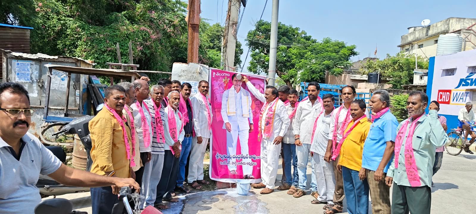 33 జిల్లాలను ఏర్పాటు చేసిన నాటి ఉద్యమ నేత నేటి మాజీ ముఖ్యమంత్రి కల్వకుంట్ల చంద్రశేఖర రావు యొక్క కృషిని ప్రజలు ఏనాడు మర్చిపోరని 40వ డివిజన్ మాజీ కార్పొరేటర్ మరుపల్ల రవి