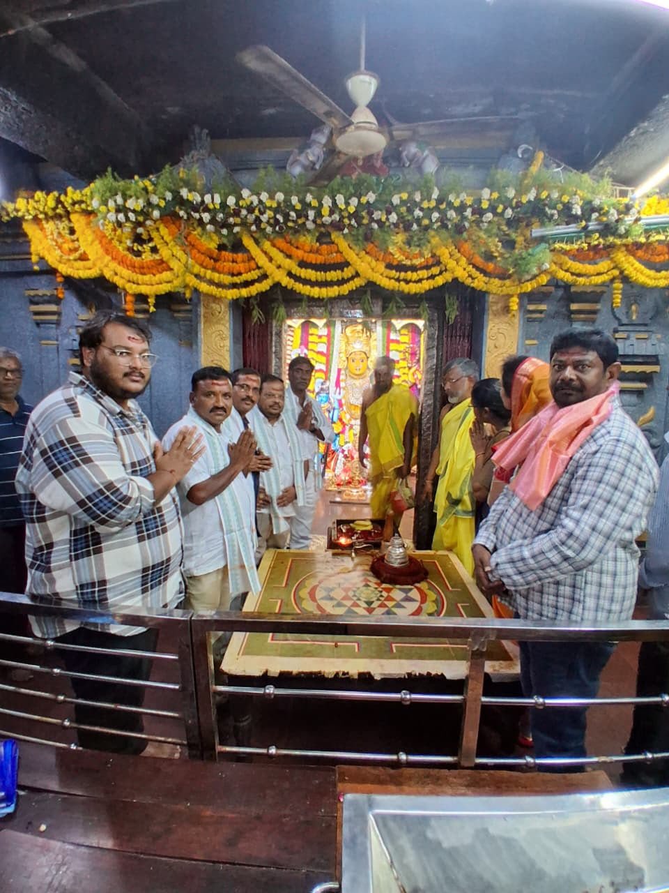 భద్రకాళి అమ్మవారిని దర్శించుకున్న రెడ్ క్రాస్ చైర్మన్ బేతి అశోక్ బాబు