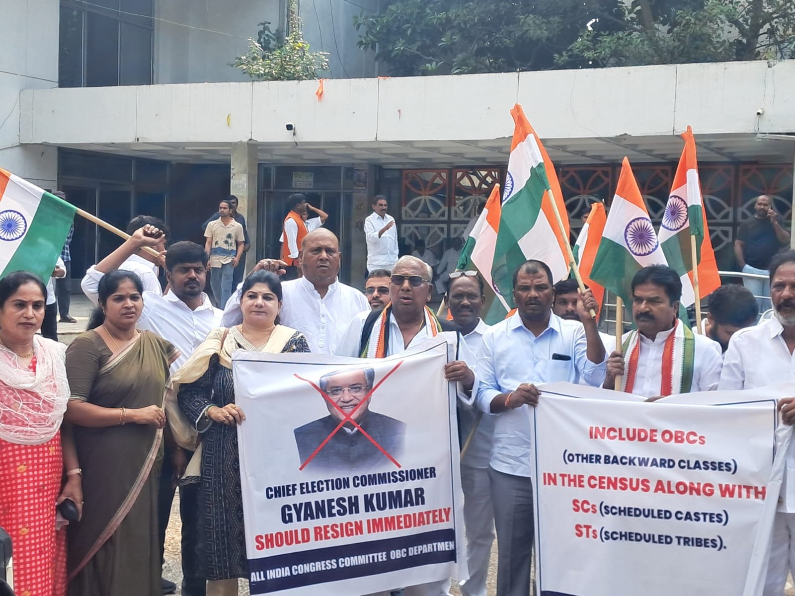 చీఫ్ ఎలక్షన్ కమిషనర్ రాజీనామా డిమాండ్ - ఢిల్లీ ధర్నాలో తెలంగాణ కాంగ్రెస్ నాయకుల పాల్గొనడం.