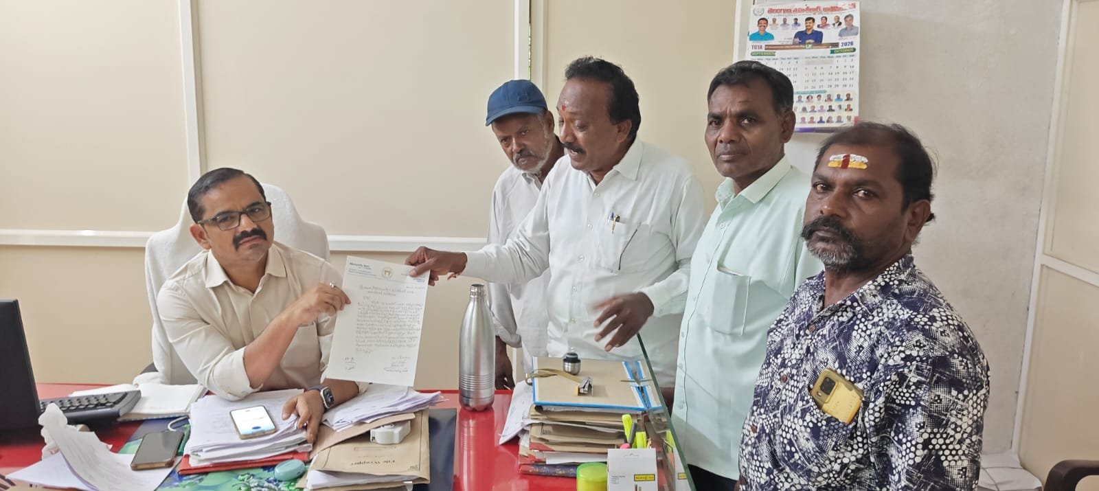 రాష్ట్ర ప్రభుత్వం ఇస్తున్న స్మార్ట్ రేషన్ కార్డుల పంపిణీలో అధికారులు సరైన విధానం అవలబించకపోవడం వలన రేషన్ కార్డుల లబ్ధిదారులు రోజుల బడి సిఆర్సి సెంటర్ వద్ద పడిగాపులు పడుతున్నారని 40 డివిజన్ మాజీ కార్పొరేటర్ మరుపల్ల రవి 