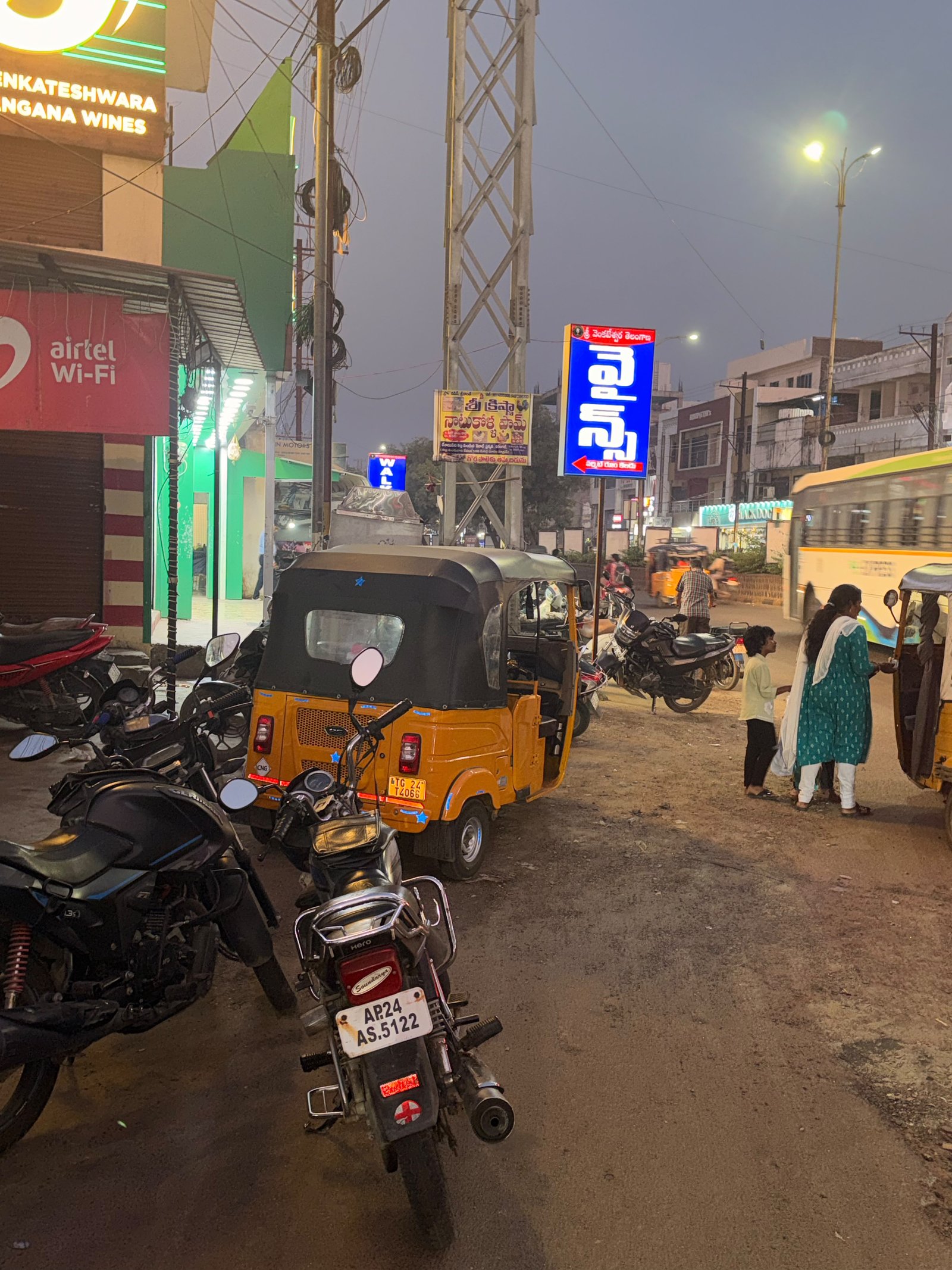 గోపాలస్వామి గుడి జంక్షన్‌లో విచ్చలవిడిగా వాహనాల పార్కింగ్!  ప్రమాదాలకు నిలయంగా మూలమలుపు.. పట్టించుకోని వైన్స్ యాజమాన్యం.. చోద్యం చూస్తున్న పోలీస్ శాఖ!