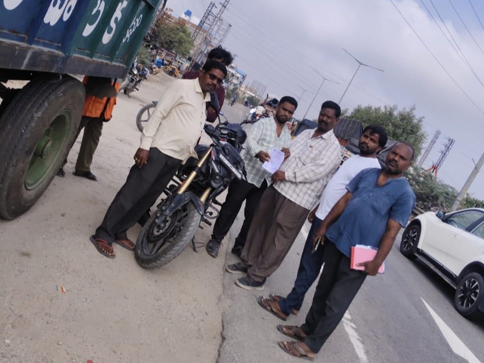 చెత్త వేస్తూ పట్టుబడ్డ వ్యక్తి.  జరిమానా విధించిన మున్సిపల్ శాఖ 
