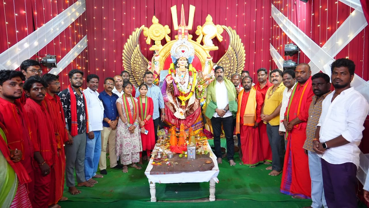 దుర్గాభవాని మహాన్నదానంలో పాల్గొన్న ఎమ్మెల్యే కేఆర్ నాగరాజు  భక్తులకు స్వయంగా అన్నప్రసాదం వడ్డించిన ఎమ్మెల్యే