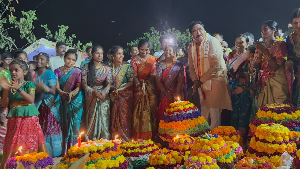 పెద్దమడుర్ లో ఘనంగా సద్దుల బతుకమ్మ వేడుకలు. హాజరై బతుకమ్మ ఆడిన మాజీ మంత్రి ఎర్రబెల్లి దయాకర్ రావు.