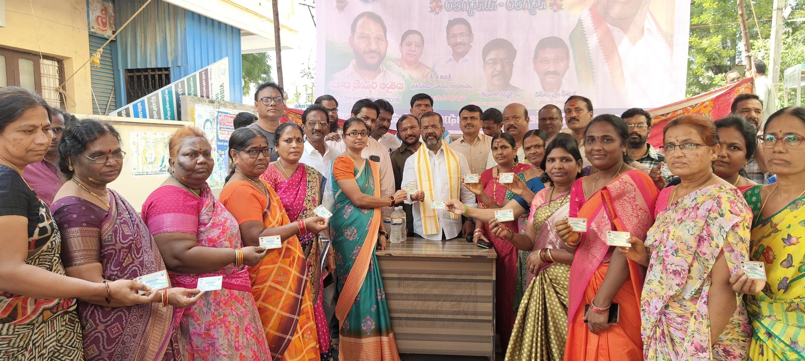 వరంగల్ పశ్చిమలో 16 వేల కుటుంబాలకు కొత్త రేషన్ కార్డులు  లబ్ధిదారులకు స్మార్ట్ రేషన్ కార్డులు పంపిణీ చేసిన ఎమ్మెల్యే నాయిని రాజేందర్ రెడ్డి