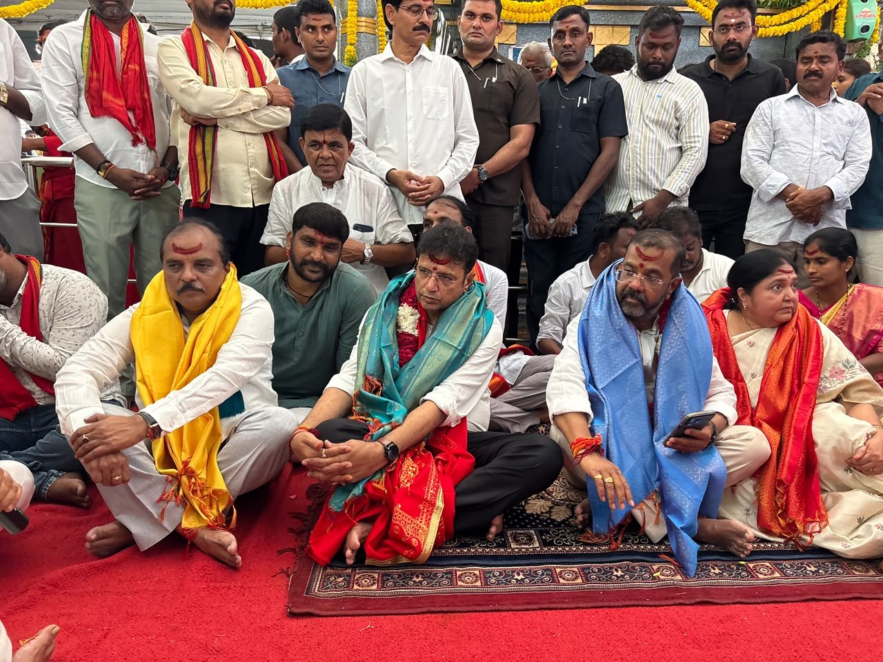 భద్రకాళి అమ్మవారిని దర్శించుకున్న మంత్రి శ్రీధర్ బాబు.. వెంట డీసీసీ అధ్యక్షుడు ఇనగాల, ఎమ్మెల్యే నాయిని