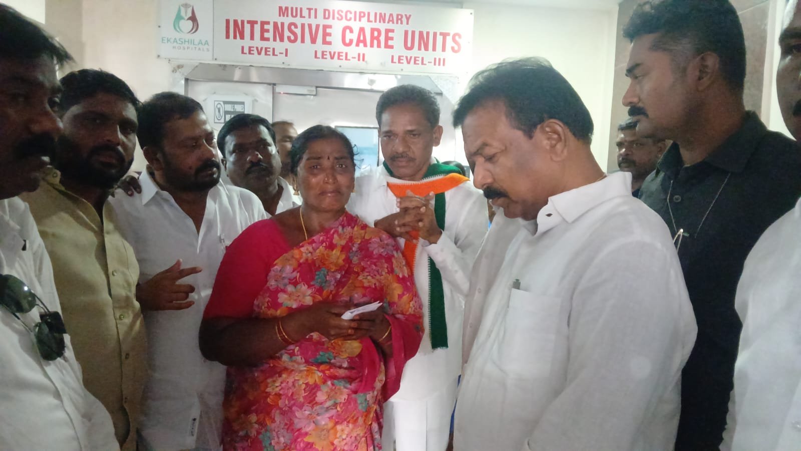 నరకుడు రవీందర్ కుటుంబానికి అండగా ఉంటాం ఏకశిలా ఆసుపత్రిలో రవీందర్‌ను పరామర్శించిన టీపీసీసీ ఎస్సీ సెల్ చైర్మన్, మానకొండూరు ఎమ్మెల్యే డాక్టర్ కవ్వంపల్లి సత్యనారాయణ.
