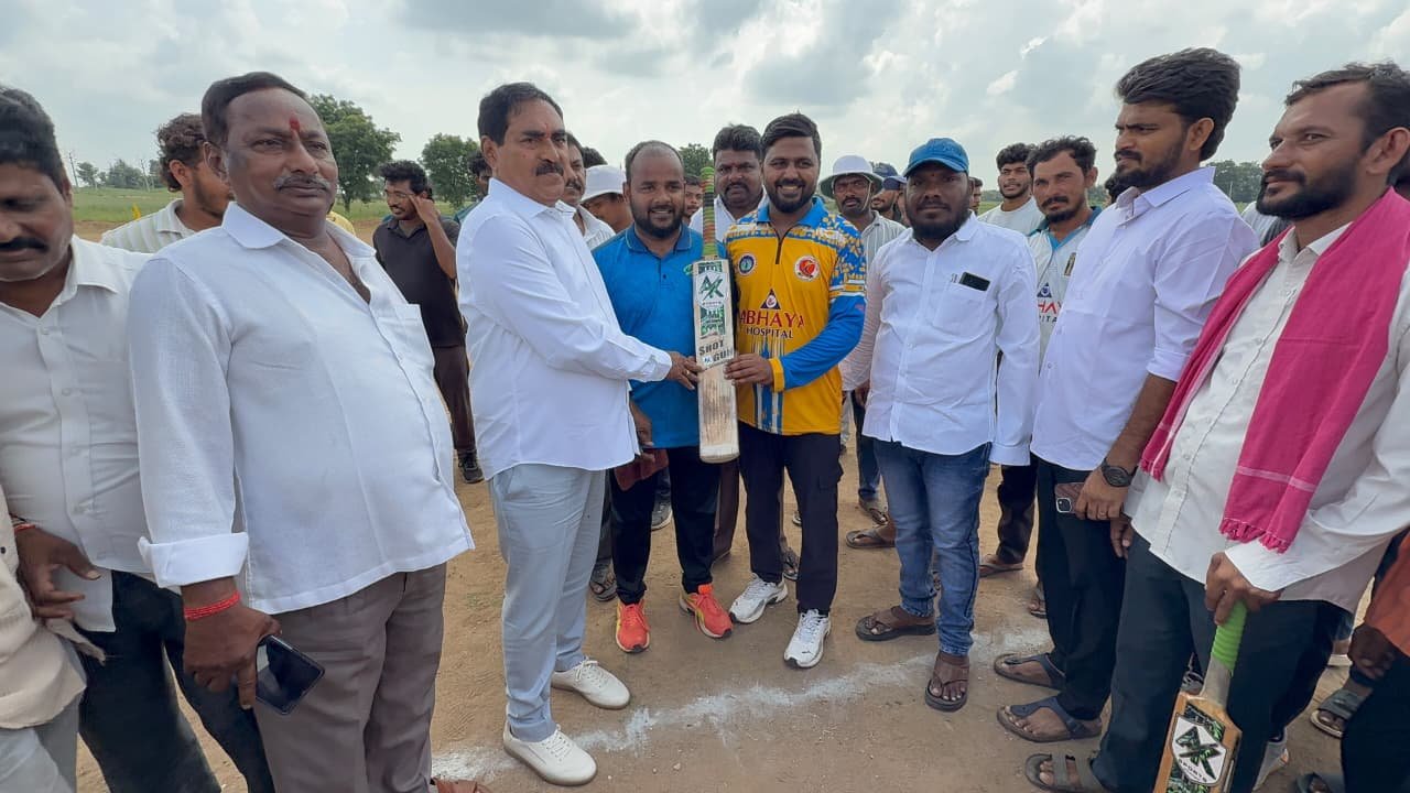 క్రికెట్ టోర్నమెంట్ ప్రారంభించిన మాజీ మంత్రి ఎర్రబెల్లి. జన 