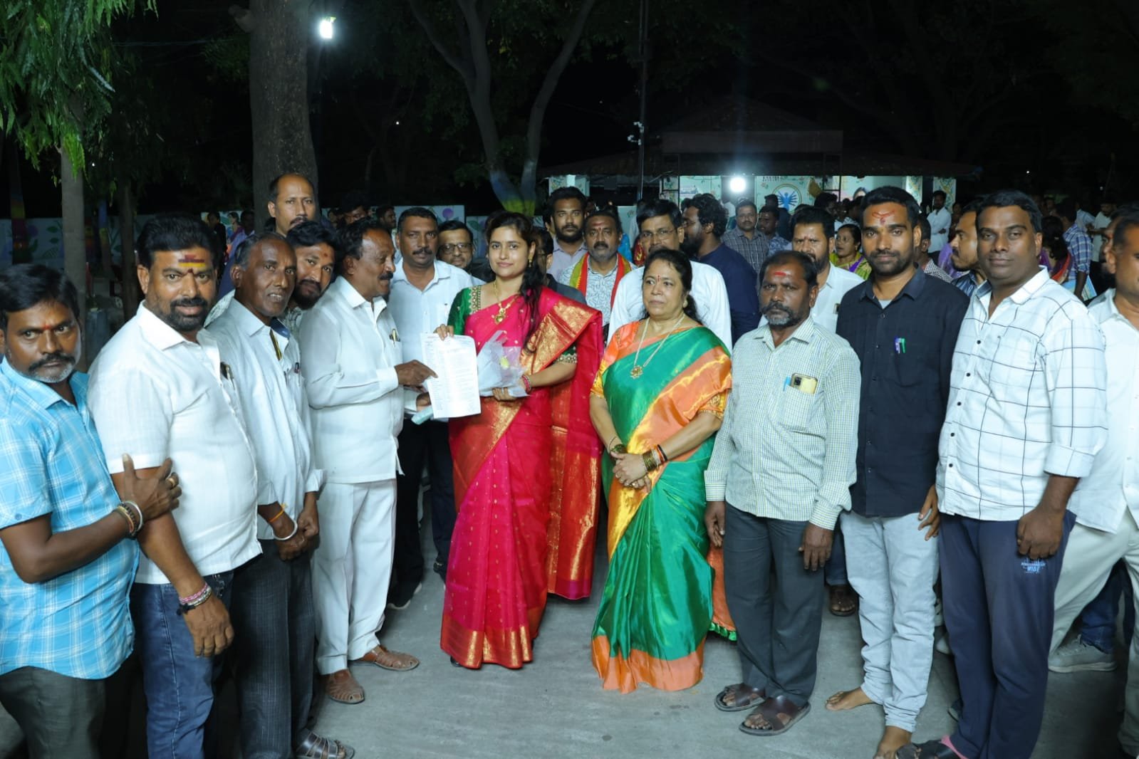 నవంబర్ ఆరో తారీఖున దీపావళి పండుగ సందర్భంగా జరుగు నరకాసుర వధ ఉత్సవాలకు అన్ని విధాల సదుపాయం లు సమకూర్చాలని నరకాసుర వధ ఉత్సవ కమిటీ అధ్యక్షులు మరుపల్ల రవి 
