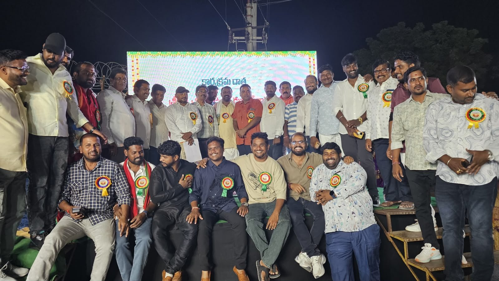 లేబర్ కాలనీలో అంబరాన్నంటిన సద్దుల బతుకమ్మ వేడుకలు  బతుకమ్మ పోటీల విజేతలకు బహుమతులు అందజేసిన మాజీ ఎమ్మెల్యే నన్నపనేని నరేందర్, రెడ్ క్రాస్ చైర్మన్ బేతి అశోక్ బాబు