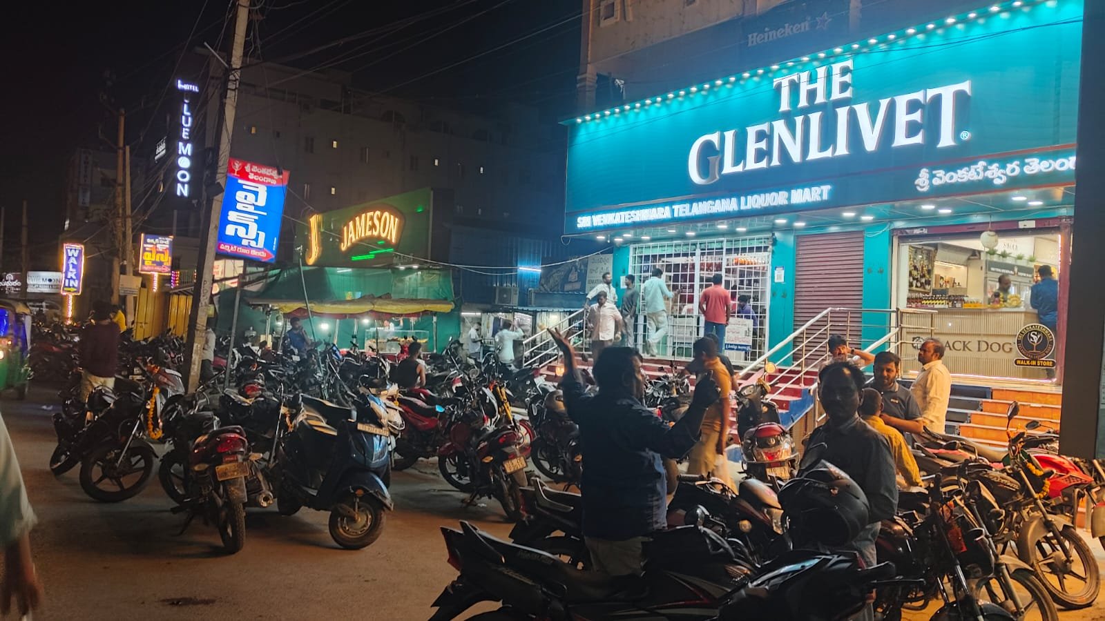 హనుమకొండ శాంపేటలో వైన్ షాపుల ముందు ట్రాఫిక్ ఇబ్బందులు.. అంబులెన్స్‌లకు దారి కరువు!