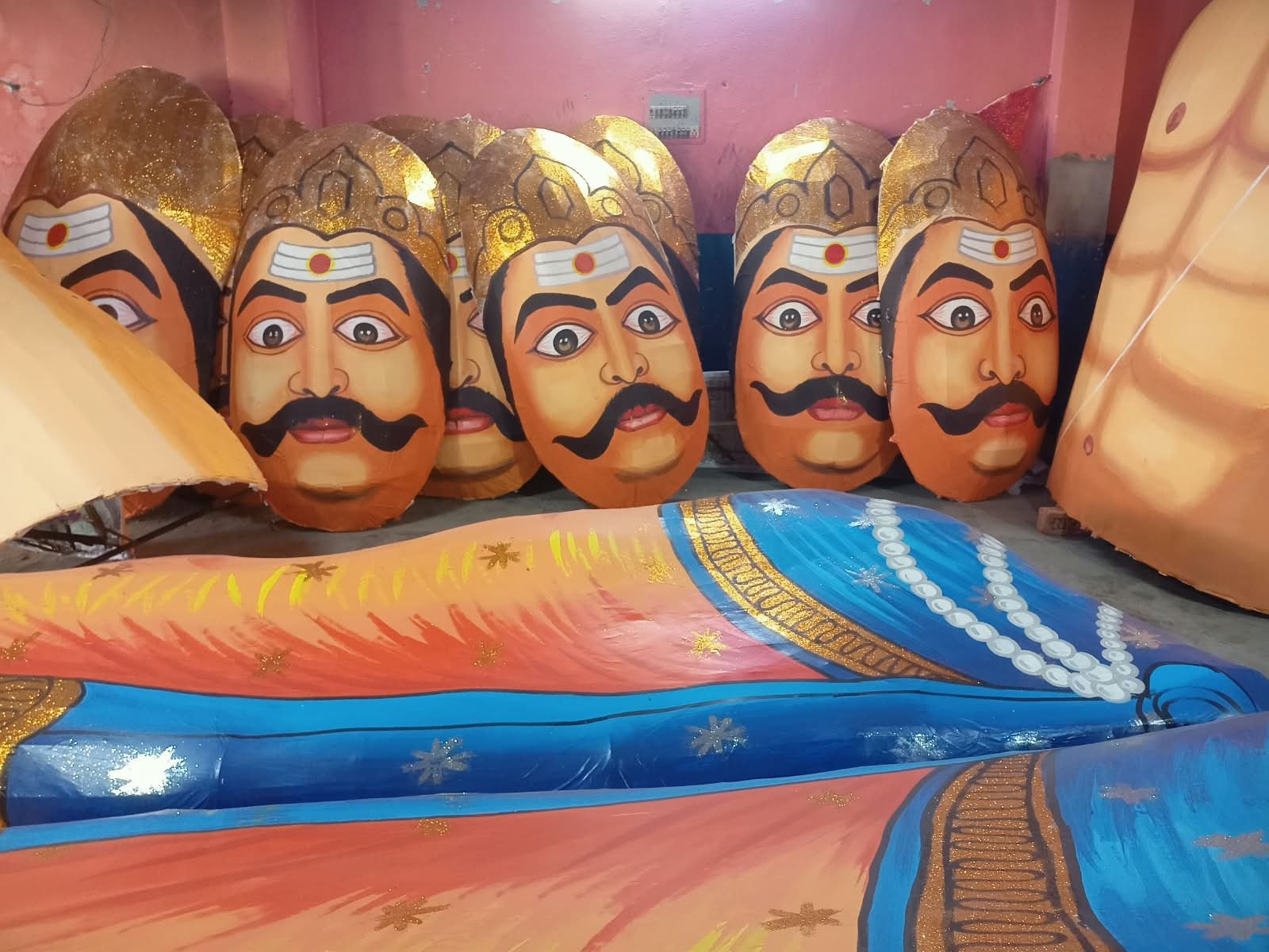 వరంగల్ దసరా ఉత్సవాల్లో అంగరంగ వైభవంగా రావణ వధ.. రావణాసురుడి పది తలలను అద్భుతంగా చిత్రీకరించిన కత్రోజు యాదగిరి