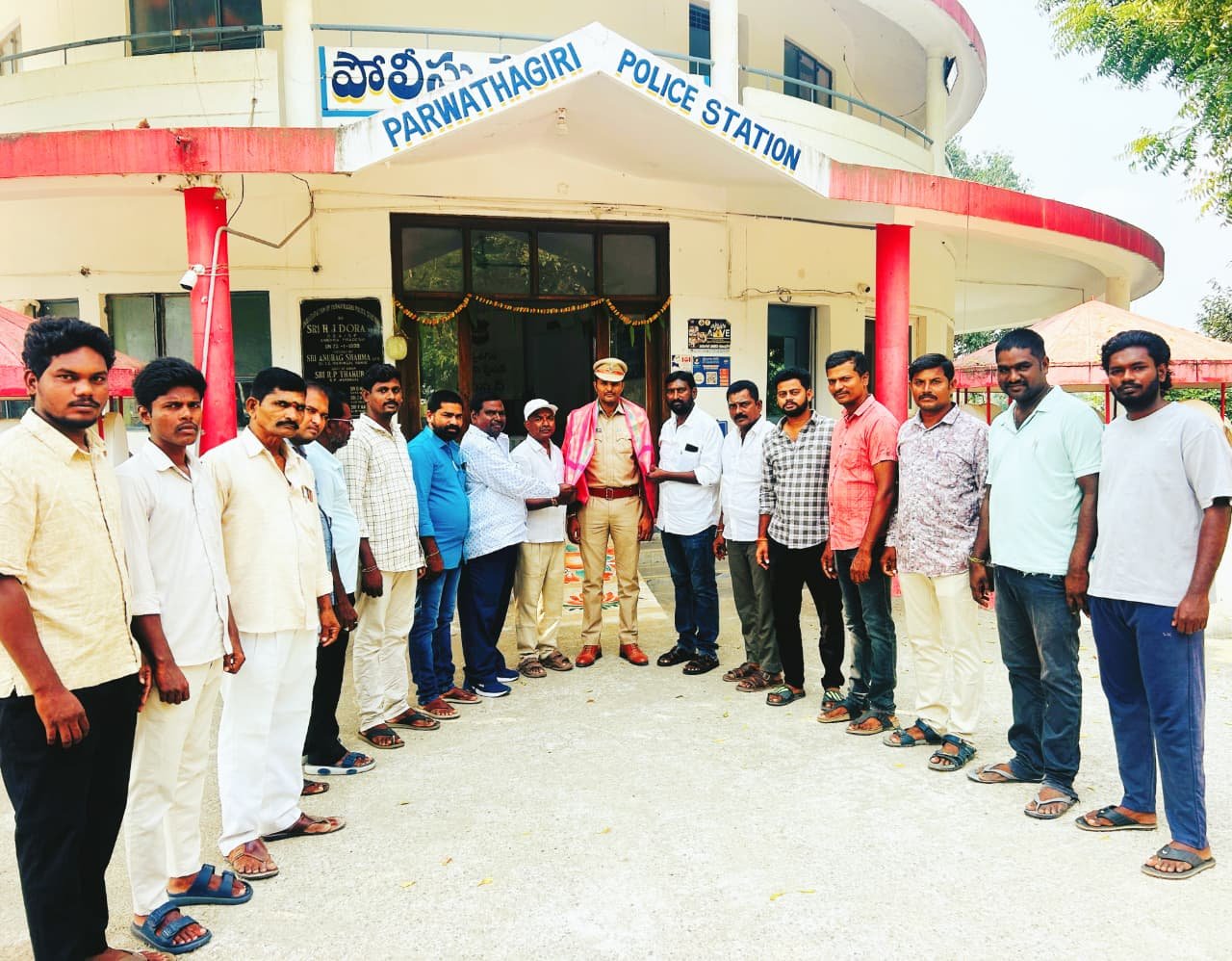 నూతన ఎస్సై పెగడ రాజ కుమార్ ను సన్మానించిన బి ఆర్ ఎస్ నాయకులు