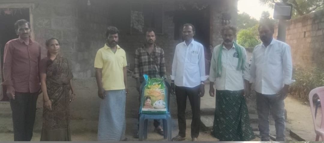 మృతురాలి కుటుంబానికి ఆర్థిక సహాయం అందించిన సర్పంచ్ జున్ను కనుకయ్య యాదవ్
