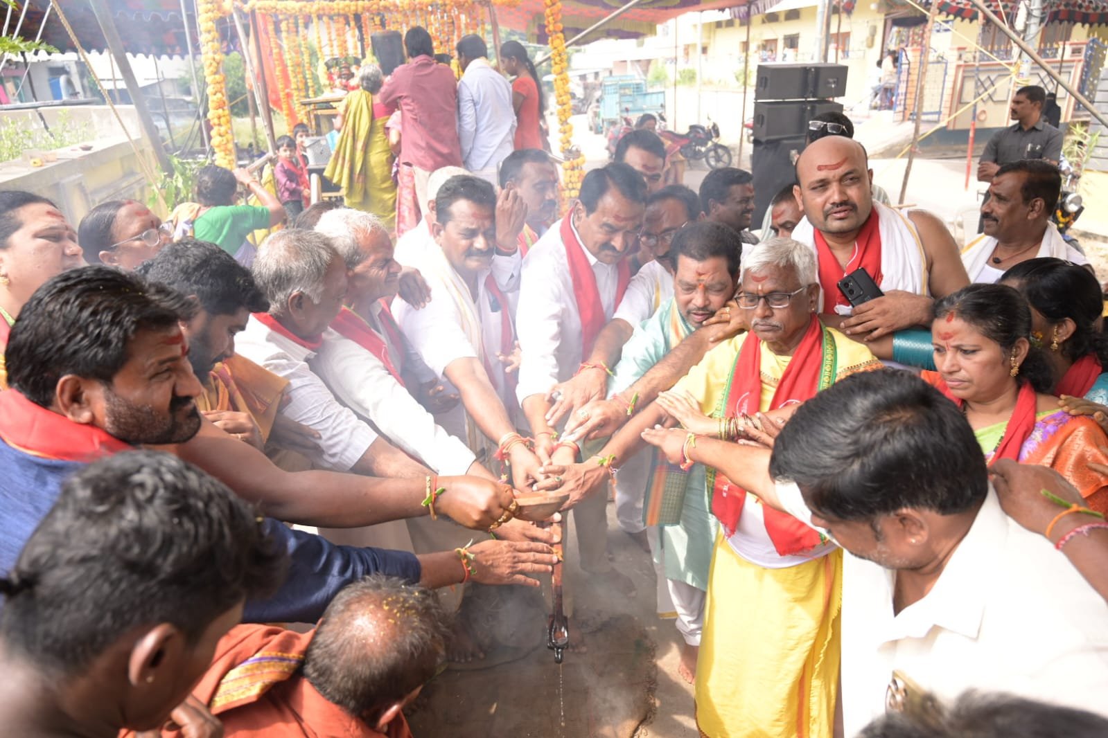 ఏకశిలా నగర్‌లో ఘనంగా బొడ్రాయి ద్వితీయ వార్షికోత్సవం  ప్రత్యేక పూజల్లో పాల్గొన్న బీజేపీ రాష్ట్ర నాయకులు ఎర్రబెల్లి ప్రదీప్ రావు