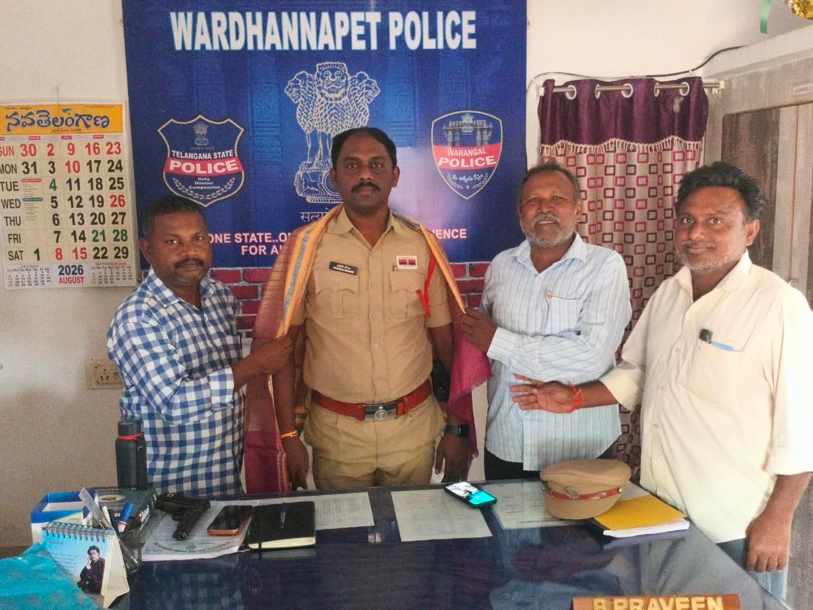 వర్ధన్నపేట ఎస్సై కి శుభాకాంక్షలు తెలిపిన తెలంగాణ అంబేద్కర్ సంఘం నాయకులు 