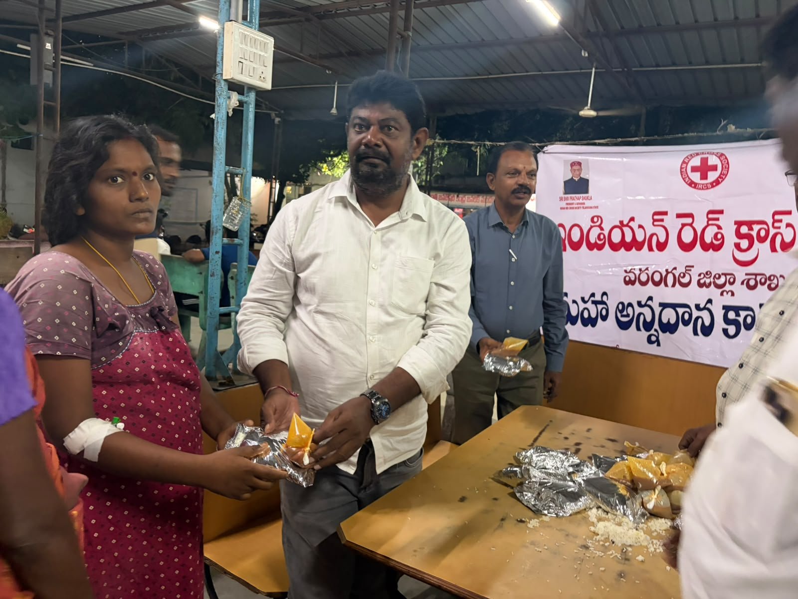 వరంగల్ సీకేఎం ఆసుపత్రిలో ఇండియన్ రెడ్ క్రాస్ సొసైటీ ఆధ్వర్యంలో అన్నదాన కార్యక్రమం