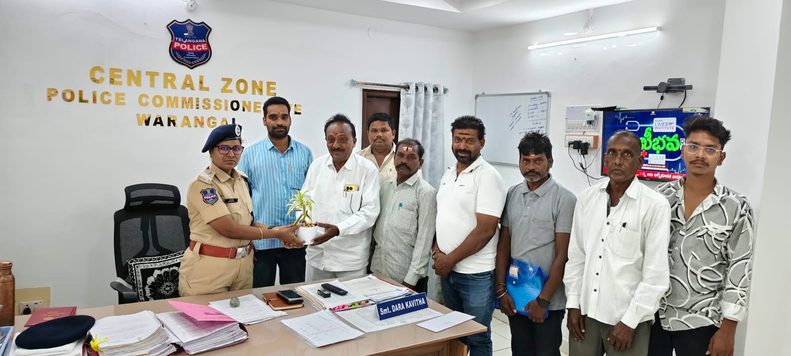  హనుమకొండలోని పోలీస్ కమిషనరేట్ లో నరకాసుర వద ఉత్సవ కమిటీ అధ్యక్షులు మరుపల్ల రవి