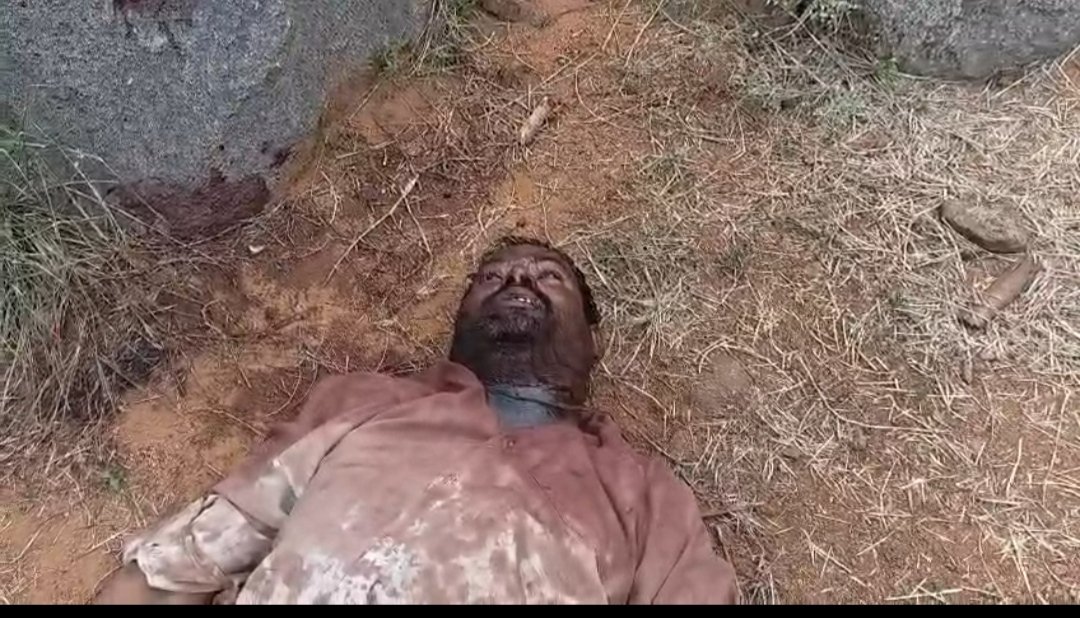 చౌటుప్పల్ మండలం పంతంగి గ్రామ శివారులో  దారుణ హత్యకు గురైన యువకుడు