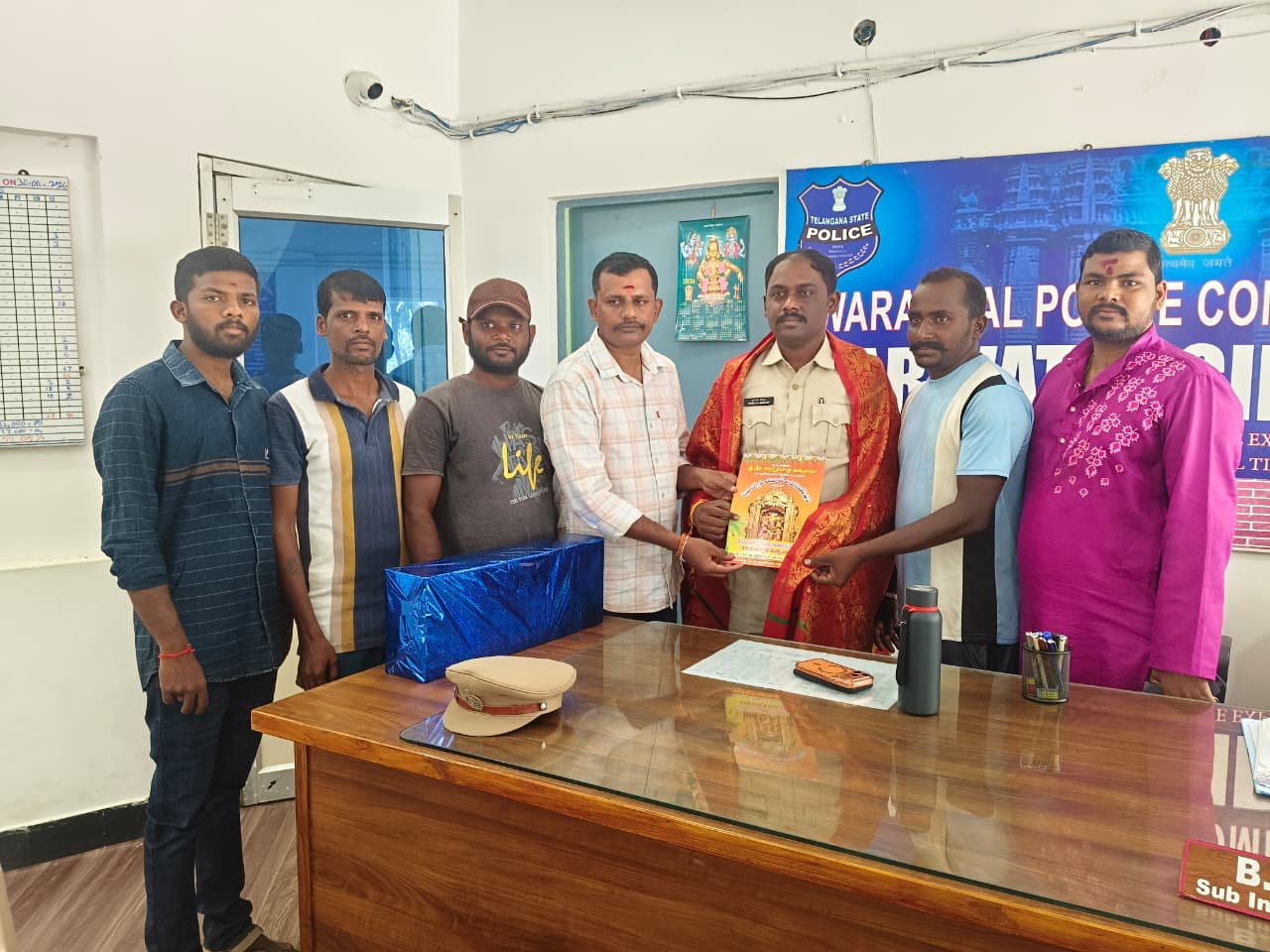 వడ్లకొండలో ఈ నెల 11 నుంచి శ్రీదేవి నవరాత్రి ఉత్సవాలు. 15వ వార్షికోత్సవాలు ఎస్సై ప్రవీణ్ మరియు సొసైటీ చైర్మన్ లకు ఆహ్వాన పత్రిక అందజేత